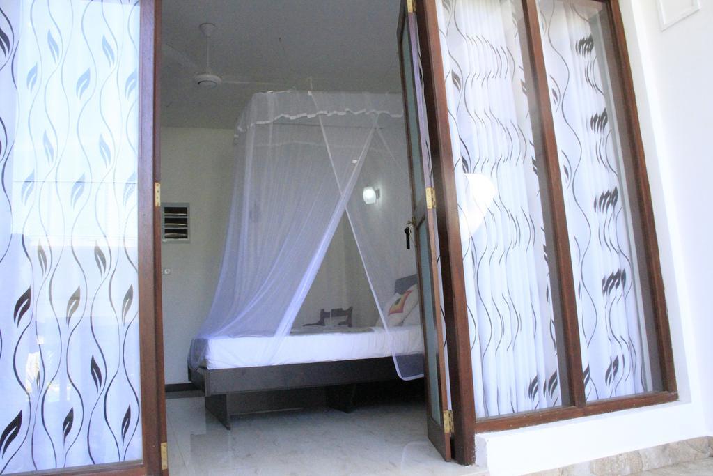 Hotel Neptune Bay Unawatuna Beach Стая снимка